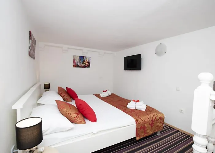 Lovro Studio Apartments *