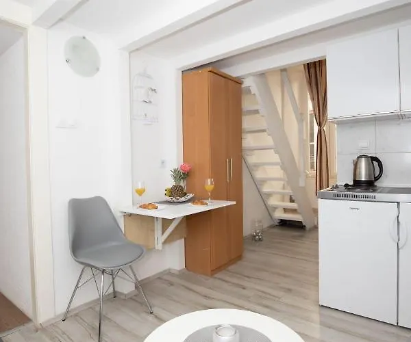 Lovro Studio Apartments