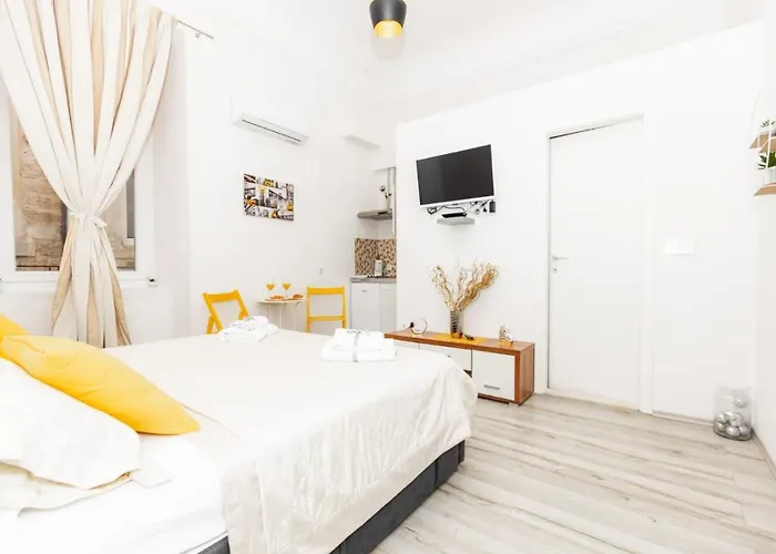 Lovro Studio Apartments